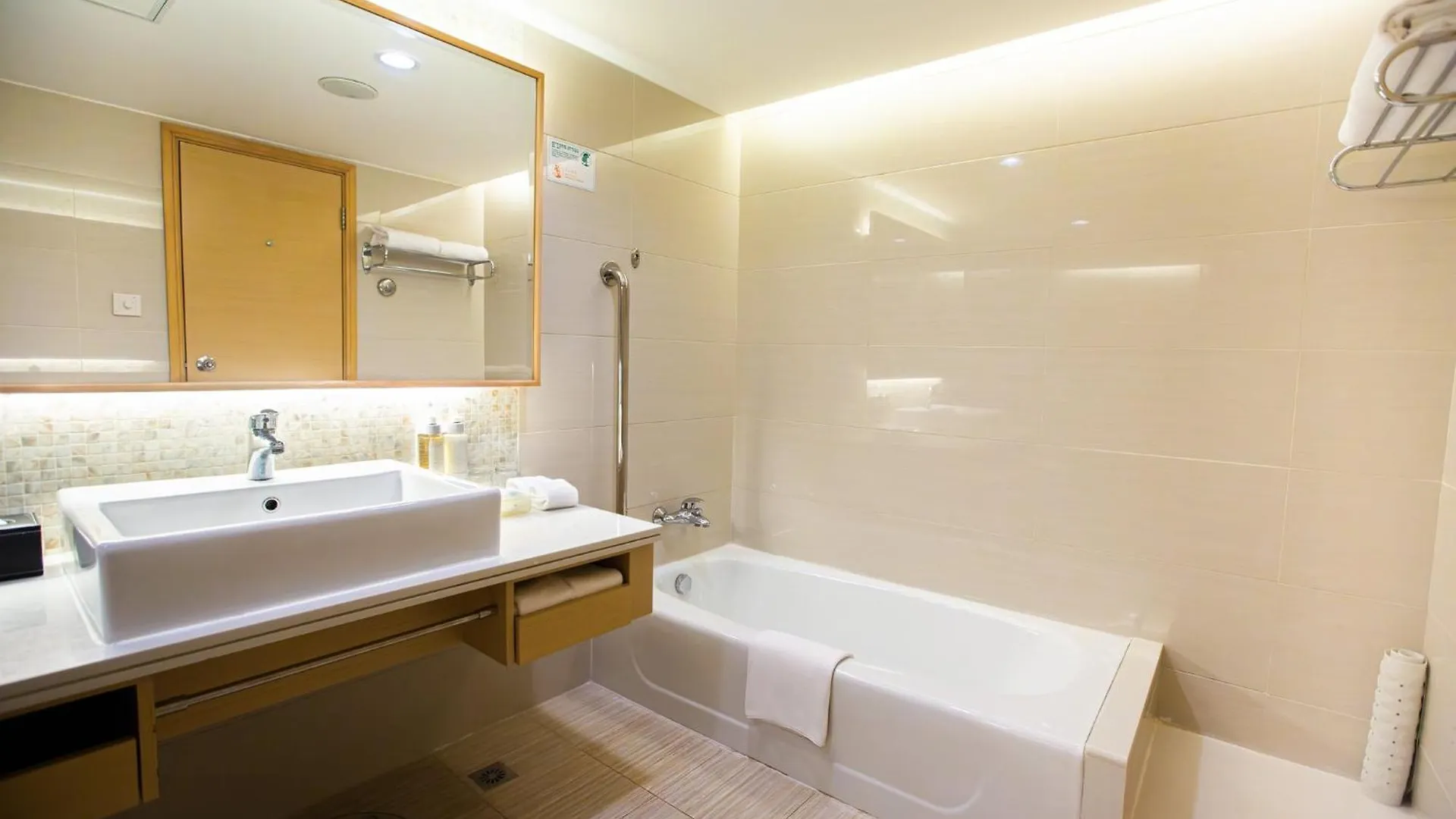 Holiday Inn Macau By Ihg 4*,  China
